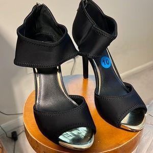 BCBG generation Black/gold open toe shoes. High heel.